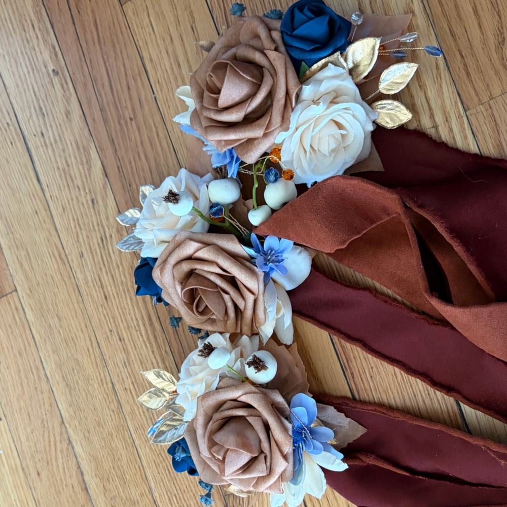 Lings moment wrist shoulder  corsages and BOUTONNIERES - Picture 6 of 15